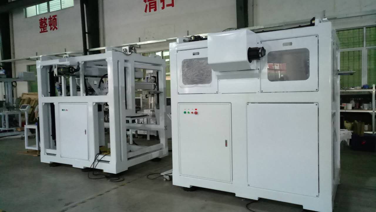 生產(chǎn)快餐盒機械手的高效率發(fā)揮的淋漓盡致