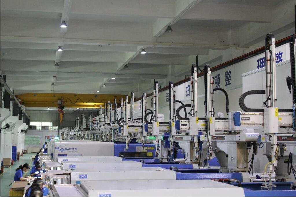 注塑機(jī)上面的機(jī)械手相對(duì)于人工操作的優(yōu)勢(shì)