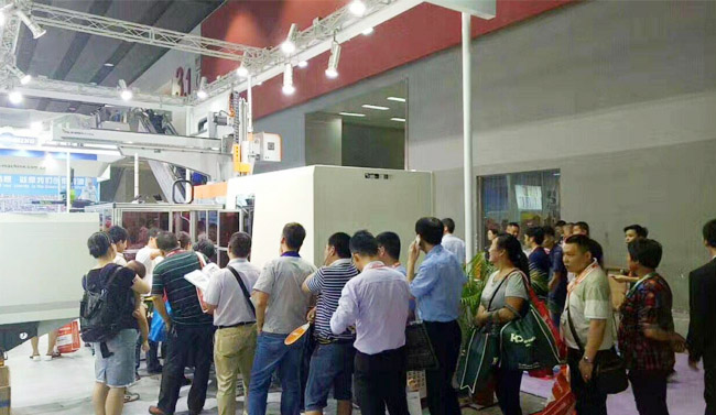 展會上現(xiàn)場用機(jī)械手自動取出垃圾桶的火爆現(xiàn)場