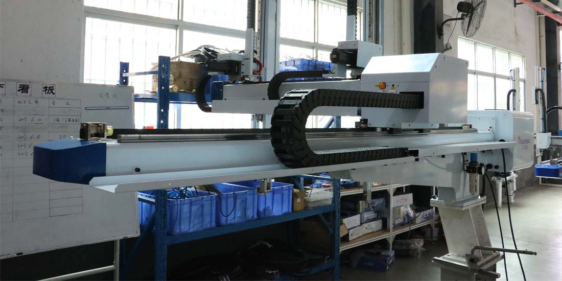 如何合理的使用注塑機(jī)機(jī)械手是讓生產(chǎn)成本減少的因素之一