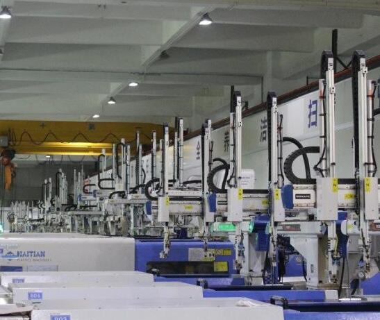 注塑機(jī)機(jī)械手為注塑廠實(shí)現(xiàn)24小時(shí)上下料