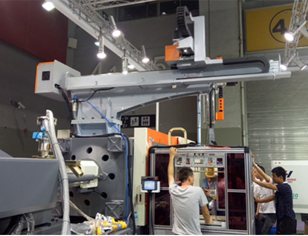 淺談注塑機(jī)機(jī)械手的兩個分類