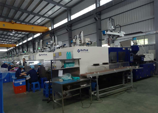 注塑機(jī)機(jī)械手搭配注塑機(jī)的實(shí)景案例圖